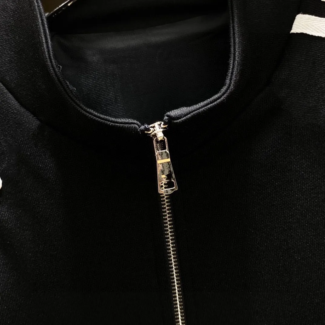 🅿️580 [LV Louis Vuitton] hot-selling suit is coming. Focus on the original version of the official website. 2025 new hot-selling cardigan and sweatshirt suit. The original order is the best. 🇭🇰The meticulous work of top designers for a fitting and perfect upper body effect. All-natural high-quality Tencel Roman cotton 100%, close-fitting comfort, noble and elegant! Original hardware embodies elegance and nobility! Counter size: M-3XL (maximum wear up to 190 pounds)